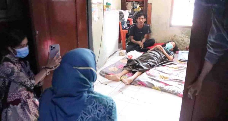 Ketua TP PKK Kota Palembang, Dewi Sastrani, turun langsung menjenguk sekaligus memberikan bantuan kepada salah satu warga yang membutuhkan, Hani Yuliza, yang tinggal di Lorong Sei Tawar, Kelurahan 29 Ilir, Kecamatan Ilir Barat II, Palembang. Foto: Kominfo Palembang.