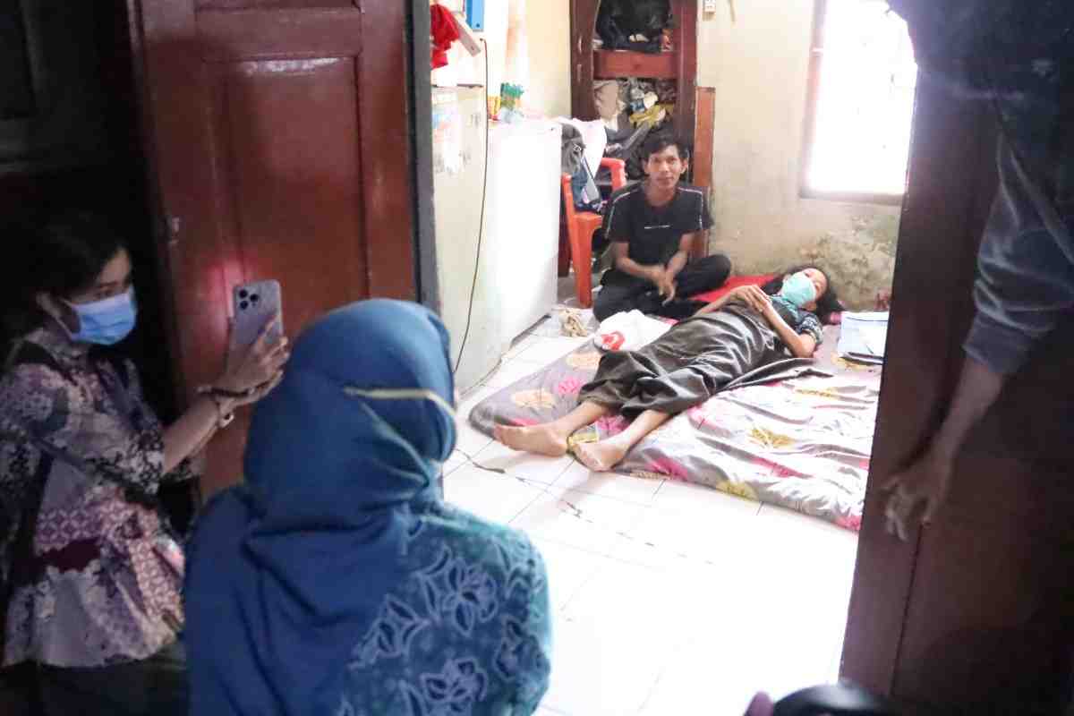 Ketua TP PKK Kota Palembang, Dewi Sastrani, turun langsung menjenguk sekaligus memberikan bantuan kepada salah satu warga yang membutuhkan, Hani Yuliza, yang tinggal di Lorong Sei Tawar, Kelurahan 29 Ilir, Kecamatan Ilir Barat II, Palembang. Foto: Kominfo Palembang.