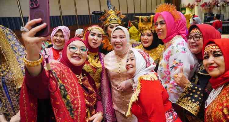 Ketua Badan Kerjasama Organisasi Wanita (BKOW) Sumatera Selatan, Lidyawati Cik Ujang bersama para pengurus BKOW Sumsel, Rabu (20/8/2025). Foto: Humas Pemprov Sumsel.