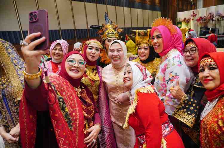 Ketua Badan Kerjasama Organisasi Wanita (BKOW) Sumatera Selatan, Lidyawati Cik Ujang bersama para pengurus BKOW Sumsel, Rabu (20/8/2025). Foto: Humas Pemprov Sumsel.