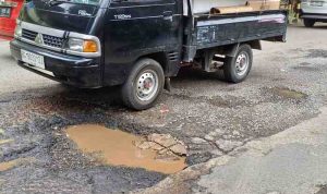 Salah satu titik jalan yang rusak di Kota Palembang. Foto: Sumselheadline/Pitria.