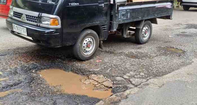 Salah satu titik jalan yang rusak di Kota Palembang. Foto: Sumselheadline/Pitria.