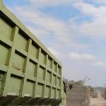 Salah satu truk fuso yang mengangkut batu yang merusak jalan warga, Jumat (15/8/2025). Foto: ITS