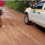 Jalan warga yang rusak parah akibat truk fuso angkutan batu milik perusahaan, Jumat (15/8/2025). Foto: IST