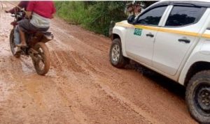 Jalan warga yang rusak parah akibat truk fuso angkutan batu milik perusahaan, Jumat (15/8/2025). Foto: IST