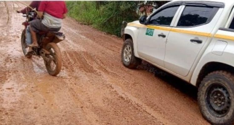 Jalan warga yang rusak parah akibat truk fuso angkutan batu milik perusahaan, Jumat (15/8/2025). Foto: IST