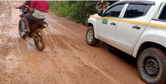 Jalan warga yang rusak parah akibat truk fuso angkutan batu milik perusahaan, Jumat (15/8/2025). Foto: IST