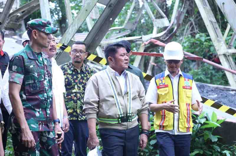 Gubernur Sumsel, Herman Deru saat meninjau Jembatan Muara Lawai di Kecamatan Merapi Timur, Kabupaten Lahat. Foto: Humas Pemprov Sumsel.