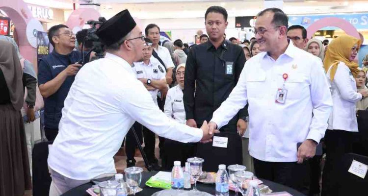 Sekda Sumsel, Edward Candra saat menghadiri dan membuka Job Fair di nAtrium PS Palembang, Rabu (6/8/2025). Foto: Humas Pemprov Sumsel.