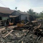 Warga tampak berada di pemukiman yang terbakar di Jalan Lintas Palembang–Jambi, RT 05, Dusun 2, Desa Pinang Banjar, Kecamatan Sungai Lilin, Kabupaten Musi Banyuasin, Jumat (22/8/2025) dini hari. Foto: Dok Kecamatan Sungai Lilin.