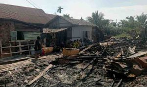 Warga tampak berada di pemukiman yang terbakar di Jalan Lintas Palembang–Jambi, RT 05, Dusun 2, Desa Pinang Banjar, Kecamatan Sungai Lilin, Kabupaten Musi Banyuasin, Jumat (22/8/2025) dini hari. Foto: Dok Kecamatan Sungai Lilin.