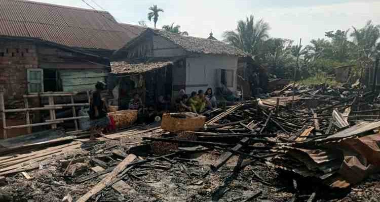 Warga tampak berada di pemukiman yang terbakar di Jalan Lintas Palembang–Jambi, RT 05, Dusun 2, Desa Pinang Banjar, Kecamatan Sungai Lilin, Kabupaten Musi Banyuasin, Jumat (22/8/2025) dini hari. Foto: Dok Kecamatan Sungai Lilin.