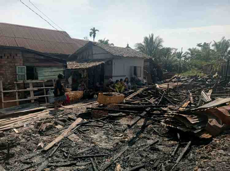 Warga tampak berada di pemukiman yang terbakar di Jalan Lintas Palembang–Jambi, RT 05, Dusun 2, Desa Pinang Banjar, Kecamatan Sungai Lilin, Kabupaten Musi Banyuasin, Jumat (22/8/2025) dini hari. Foto: Dok Kecamatan Sungai Lilin.