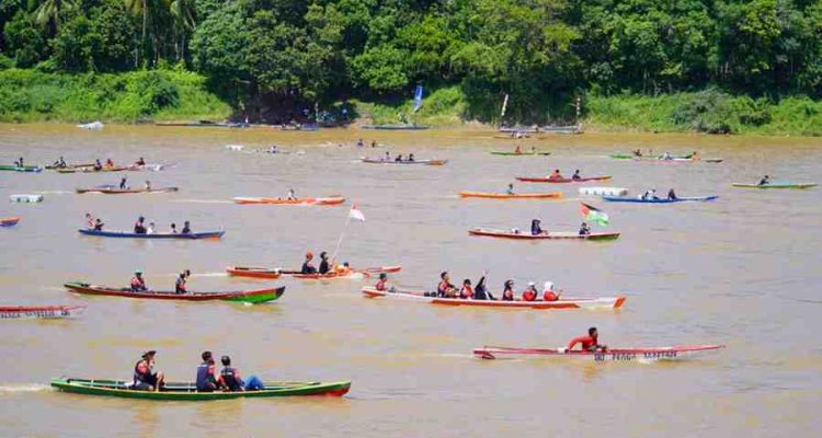 Suasana lomba ketek di Desa Lumpatran III, Sekayu, Senin (25/8/2025). Foto: Kominfo Muba.