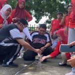 Suasana lomba memasukkan air dalam botol di lingkungan Dinas Tenaaga Kerja dan Transmigrasi Muba. Foto: Kominfo Muba.