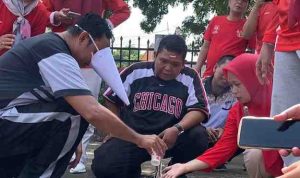 Suasana lomba memasukkan air dalam botol di lingkungan Dinas Tenaaga Kerja dan Transmigrasi Muba. Foto: Kominfo Muba.