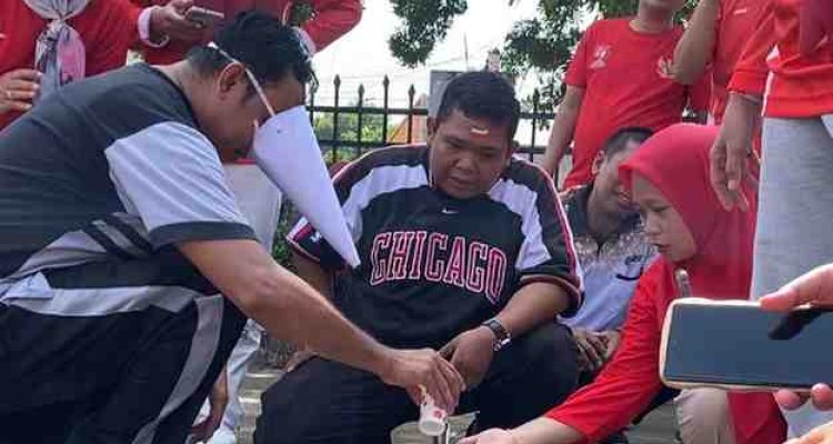 Suasana lomba memasukkan air dalam botol di lingkungan Dinas Tenaaga Kerja dan Transmigrasi Muba. Foto: Kominfo Muba.
