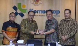 Wakil Gubernur Sumsel H. Cik Ujang saat bertemu dengan Menteri Koperasi RI, Budi Arie Setiadi, di Jakarta, Jumat (22/8/2025). Foto: Humas Pemprov Sumsel.