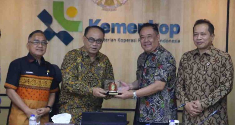 Wakil Gubernur Sumsel H. Cik Ujang saat bertemu dengan Menteri Koperasi RI, Budi Arie Setiadi, di Jakarta, Jumat (22/8/2025). Foto: Humas Pemprov Sumsel.