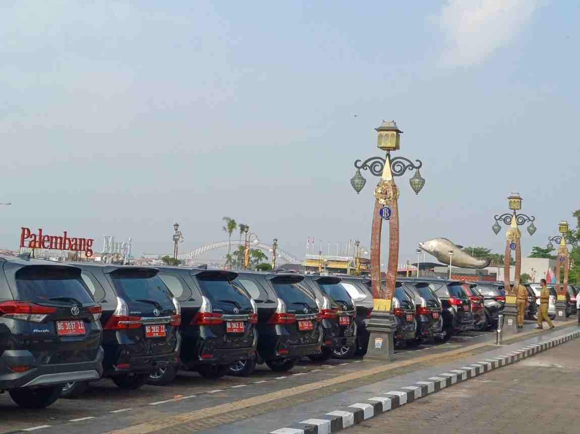 Deretan mobil dinas milik Pemkot Palembang yang akan dilelang. Foto: Sumselheadline/Pitria.