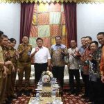 Gubernur Sumsel, Herman Deru menerima kunjungan Bupati OKU selatan dan tim di Griya Agung, Palembang, Selasa (26/8/2025). Foto: Humas Pemprov Sumsel.