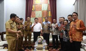 Gubernur Sumsel, Herman Deru menerima kunjungan Bupati OKU selatan dan tim di Griya Agung, Palembang, Selasa (26/8/2025). Foto: Humas Pemprov Sumsel.