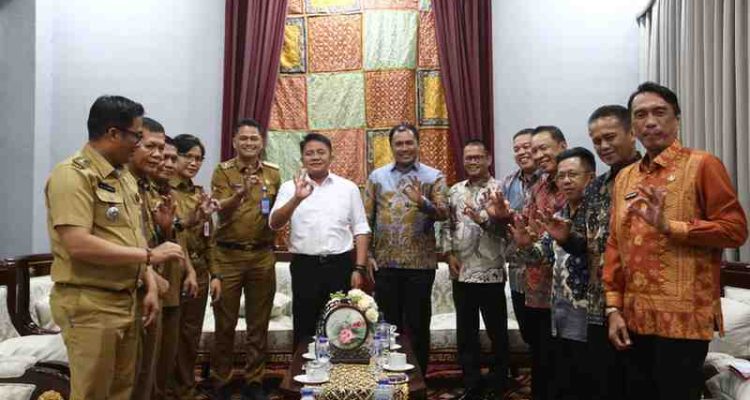 Gubernur Sumsel, Herman Deru menerima kunjungan Bupati OKU selatan dan tim di Griya Agung, Palembang, Selasa (26/8/2025). Foto: Humas Pemprov Sumsel.