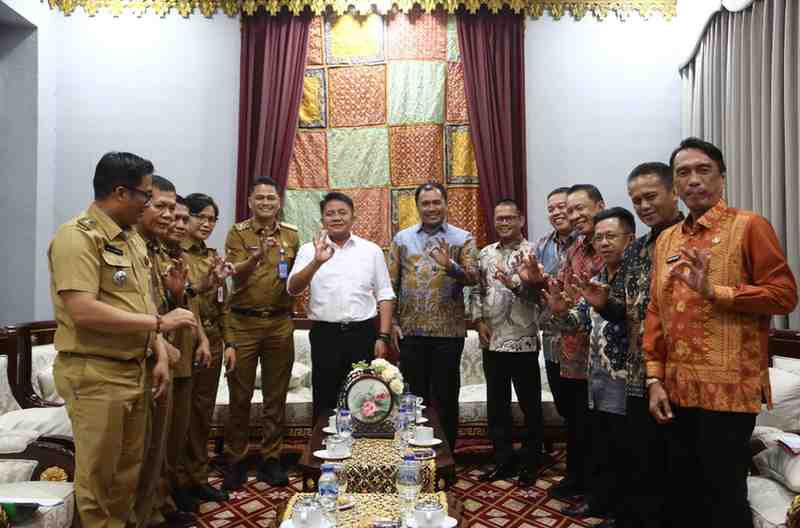 Gubernur Sumsel, Herman Deru menerima kunjungan Bupati OKU selatan dan tim di Griya Agung, Palembang, Selasa (26/8/2025). Foto: Humas Pemprov Sumsel.
