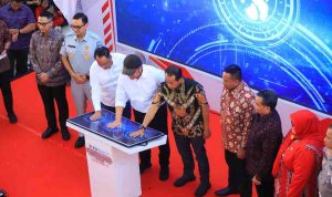 Dalam rangka memperingati Hari Ulang Tahun (HUT) ke-80 Republik Indonesia, Pemerintah Provinsi Sumatera Selatan (Sumsel) resmi launching program Pemutihan Pajak Kendaraan Bermotor. Program ini dicanangkan langsung oleh Gubernur Sumsel H. Herman Deru didampingi Wakil Gubernur H. Cik Ujang di Atrium PTC Mall Palembang, Sabtu (16/8/2025). Foto: Humas Pemprov Sumsel.