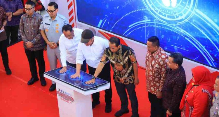 Dalam rangka memperingati Hari Ulang Tahun (HUT) ke-80 Republik Indonesia, Pemerintah Provinsi Sumatera Selatan (Sumsel) resmi launching program Pemutihan Pajak Kendaraan Bermotor. Program ini dicanangkan langsung oleh Gubernur Sumsel H. Herman Deru didampingi Wakil Gubernur H. Cik Ujang di Atrium PTC Mall Palembang, Sabtu (16/8/2025). Foto: Humas Pemprov Sumsel.