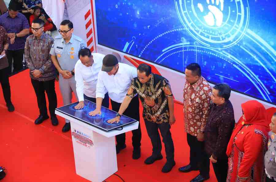 Dalam rangka memperingati Hari Ulang Tahun (HUT) ke-80 Republik Indonesia, Pemerintah Provinsi Sumatera Selatan (Sumsel) resmi launching program Pemutihan Pajak Kendaraan Bermotor. Program ini dicanangkan langsung oleh Gubernur Sumsel H. Herman Deru didampingi Wakil Gubernur H. Cik Ujang di Atrium PTC Mall Palembang, Sabtu (16/8/2025). Foto: Humas Pemprov Sumsel.