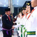 Gubernur Sumsel, Herman Deru menyalami para paskibraka d Griya Agung, Palembang, Rabu (13/8/2025). Foto: Humas Pemprov Sumsel.