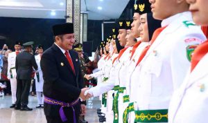 Gubernur Sumsel, Herman Deru menyalami para paskibraka d Griya Agung, Palembang, Rabu (13/8/2025). Foto: Humas Pemprov Sumsel.