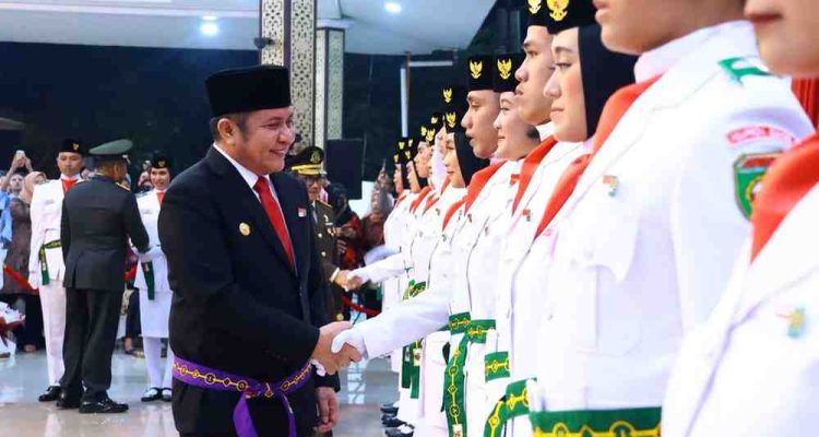 Gubernur Sumsel, Herman Deru menyalami para paskibraka d Griya Agung, Palembang, Rabu (13/8/2025). Foto: Humas Pemprov Sumsel.