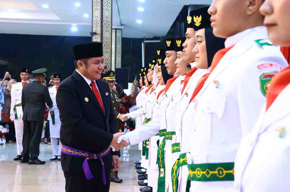 Gubernur Sumsel, Herman Deru menyalami para paskibraka d Griya Agung, Palembang, Rabu (13/8/2025). Foto: Humas Pemprov Sumsel.
