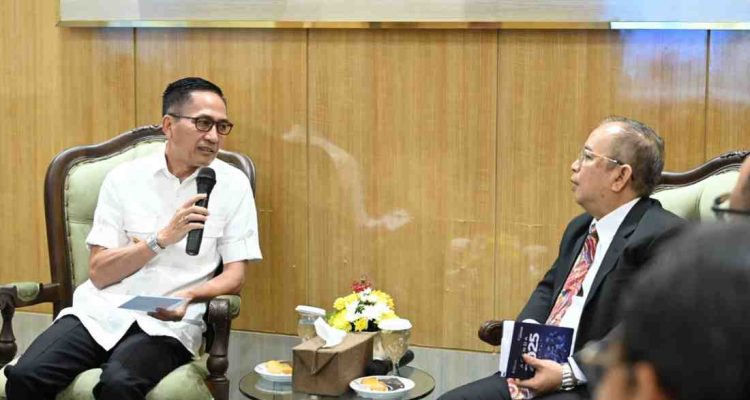 Ketua Badan Pimpinan Daerah (BPD) PHRI Sumsel, Dr. Solahuddin didampingi sejumlah pengurus lainnya, audiensi dengan Wali Kota Palembang, Ray Dewa, Senin (11/8/2025). Foto: Kominfo Palembang.