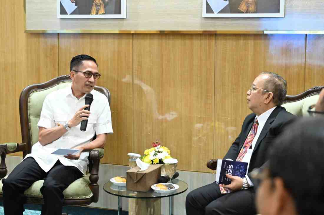 Ketua Badan Pimpinan Daerah (BPD) PHRI Sumsel, Dr. Solahuddin didampingi sejumlah pengurus lainnya, audiensi dengan Wali Kota Palembang, Ray Dewa, Senin (11/8/2025). Foto: Kominfo Palembang.