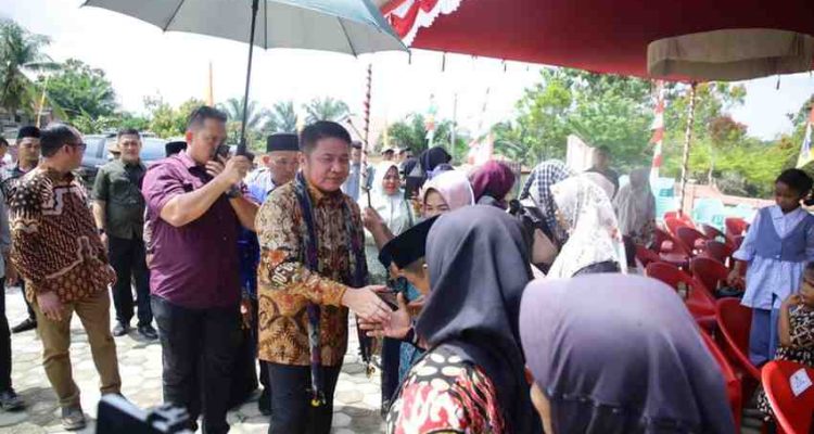 Gubernur Sumsel, Herman Deru meninjau Posbankum Desa Air Bening, Kecamatan Rawas Ilir, Kabupaten Musi Rawas Utara (Muratara), Minggu (24/8/2025). Foto: Humas Pemprov Sumsel.