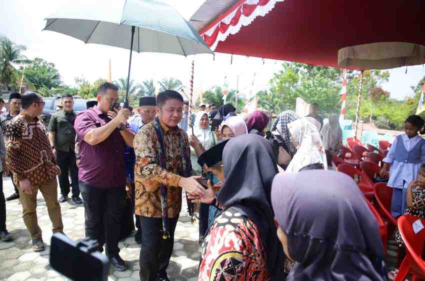 Gubernur Sumsel, Herman Deru meninjau Posbankum Desa Air Bening, Kecamatan Rawas Ilir, Kabupaten Musi Rawas Utara (Muratara), Minggu (24/8/2025). Foto: Humas Pemprov Sumsel.