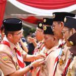 Kamabicab Gerakan Pramuka Kota Palembang, Rayu Dewa menyematkan penghargaan kepada sjeumlah pengurus Pramuka, Sabtu (30/8/2025). Foto: Kominfo Palembang.