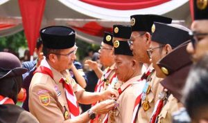 Kamabicab Gerakan Pramuka Kota Palembang, Rayu Dewa menyematkan penghargaan kepada sjeumlah pengurus Pramuka, Sabtu (30/8/2025). Foto: Kominfo Palembang.