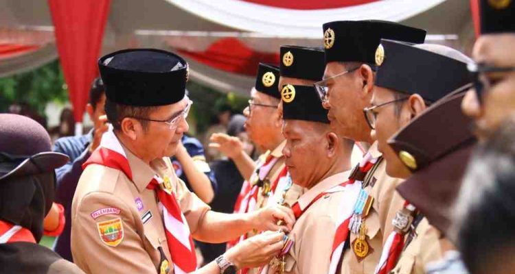 Kamabicab Gerakan Pramuka Kota Palembang, Rayu Dewa menyematkan penghargaan kepada sjeumlah pengurus Pramuka, Sabtu (30/8/2025). Foto: Kominfo Palembang.