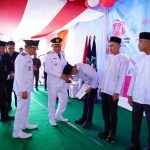 Bupati Muba, Hm Toha menyalami warga binaan di Lapas Sekayu yang mendapat remisi, Minggu (17/8/2025). Foto: Kominfo Muba.