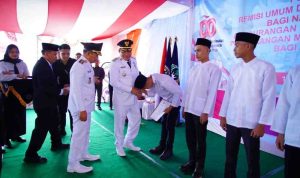 Bupati Muba, Hm Toha menyalami warga binaan di Lapas Sekayu yang mendapat remisi, Minggu (17/8/2025). Foto: Kominfo Muba.