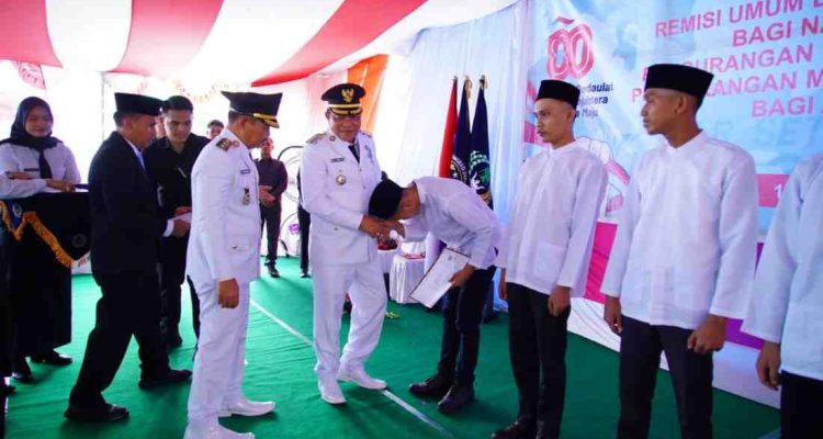 Bupati Muba, Hm Toha menyalami warga binaan di Lapas Sekayu yang mendapat remisi, Minggu (17/8/2025). Foto: Kominfo Muba.