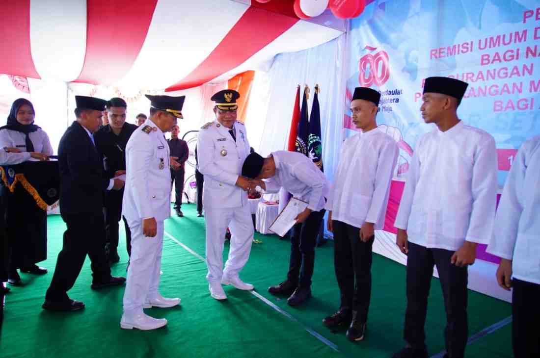 Bupati Muba, Hm Toha menyalami warga binaan di Lapas Sekayu yang mendapat remisi, Minggu (17/8/2025). Foto: Kominfo Muba.