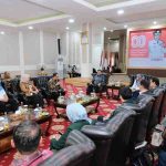Bupati Toha saat menerima kunjungan Direktur Pembinaan dan Pengawasan Tenaga Kesehatan Kementerian Kesehatan RI, dr. Zubaedah Elvia, MPH., di Guest House Griya Bumi Serasan Sekate, Kamis (14/8/2025). Foto: Kominfo Muba.