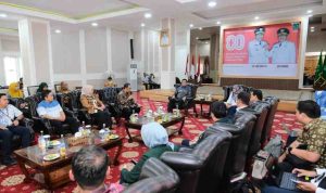 Bupati Toha saat menerima kunjungan Direktur Pembinaan dan Pengawasan Tenaga Kesehatan Kementerian Kesehatan RI, dr. Zubaedah Elvia, MPH., di Guest House Griya Bumi Serasan Sekate, Kamis (14/8/2025). Foto: Kominfo Muba.