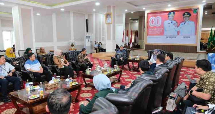 Bupati Toha saat menerima kunjungan Direktur Pembinaan dan Pengawasan Tenaga Kesehatan Kementerian Kesehatan RI, dr. Zubaedah Elvia, MPH., di Guest House Griya Bumi Serasan Sekate, Kamis (14/8/2025). Foto: Kominfo Muba.