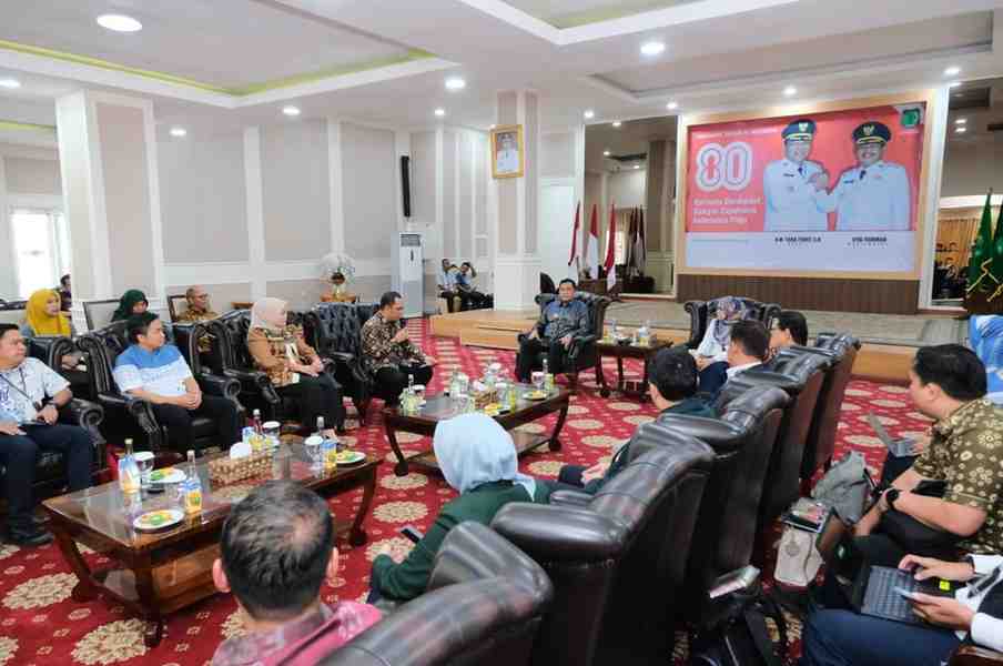 Bupati Toha saat menerima kunjungan Direktur Pembinaan dan Pengawasan Tenaga Kesehatan Kementerian Kesehatan RI, dr. Zubaedah Elvia, MPH., di Guest House Griya Bumi Serasan Sekate, Kamis (14/8/2025). Foto: Kominfo Muba.